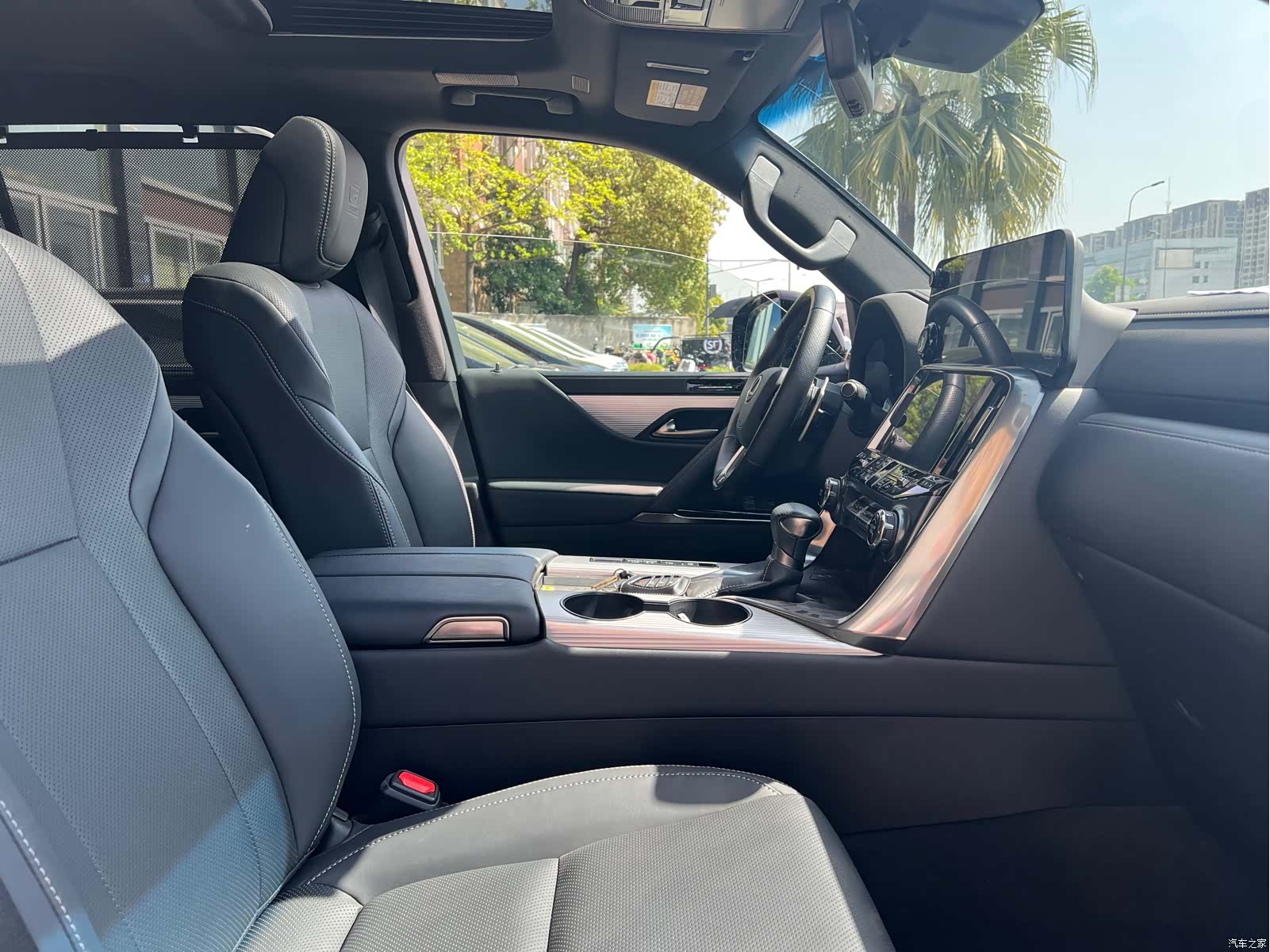Lexus LX, 2026 12