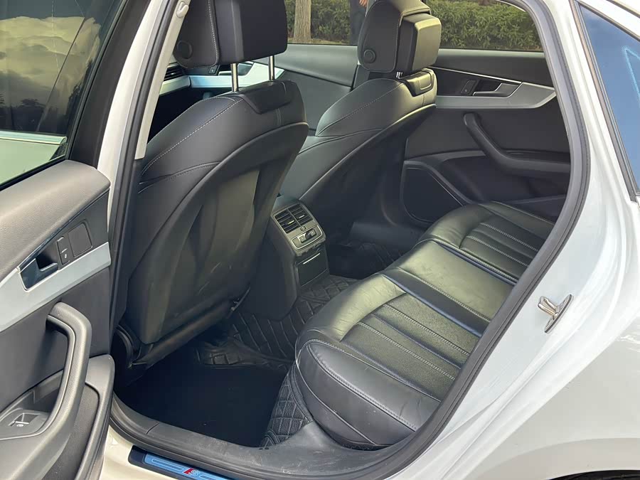 Audi A4L 2021, фото 7