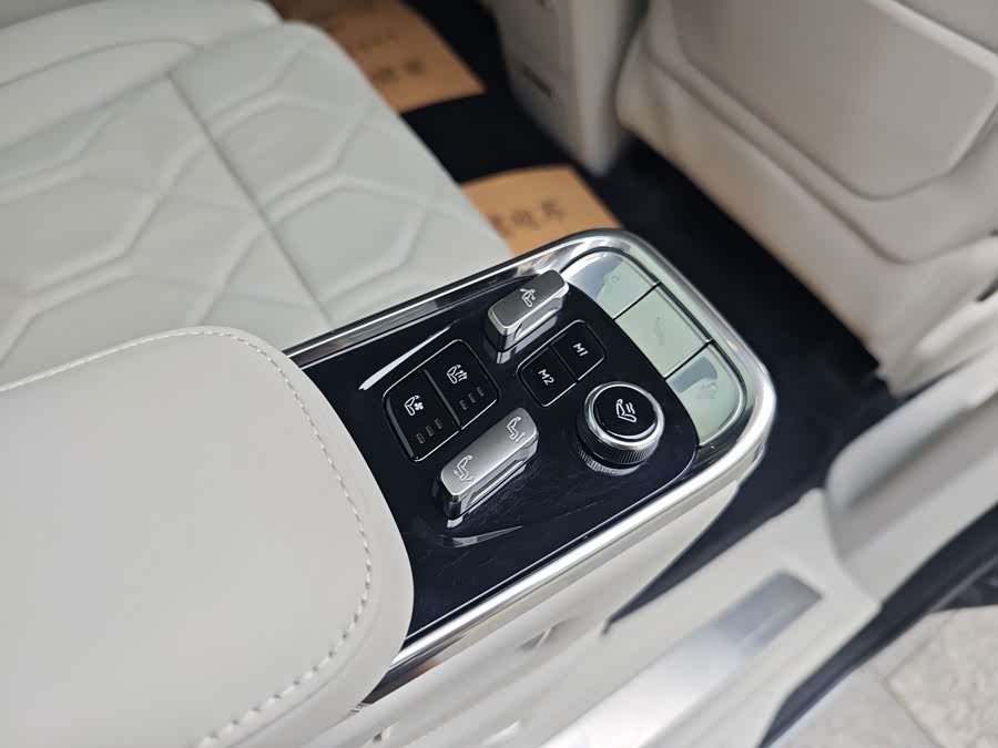 Volvo EM90 2024, фото 25
