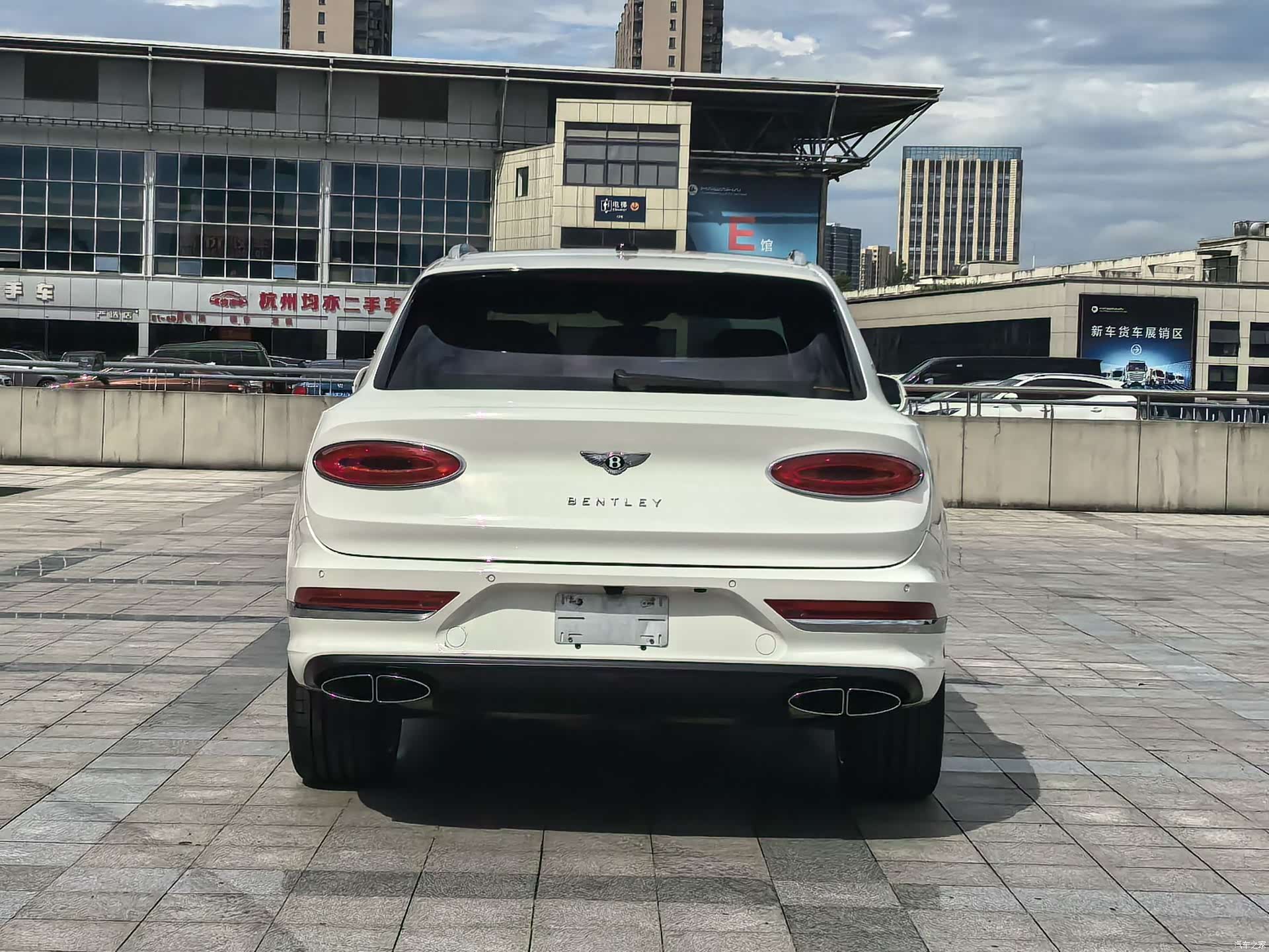 Bentley Bentayga, 2023 все фото