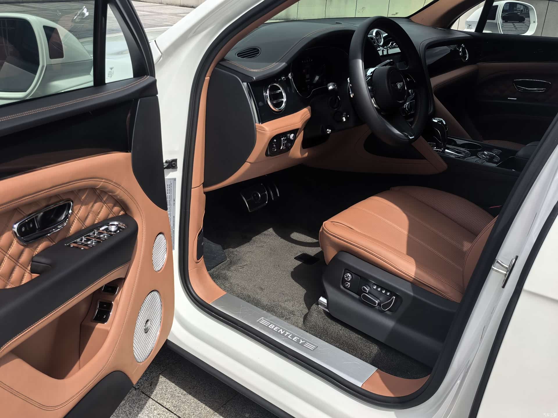 Bentley Bentayga, 2023 9