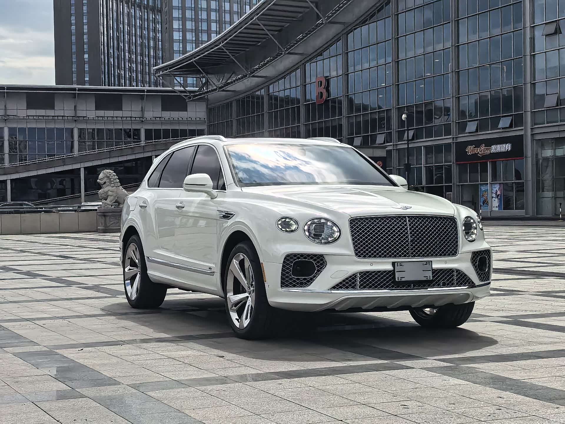 Bentley Bentayga, 2023 3