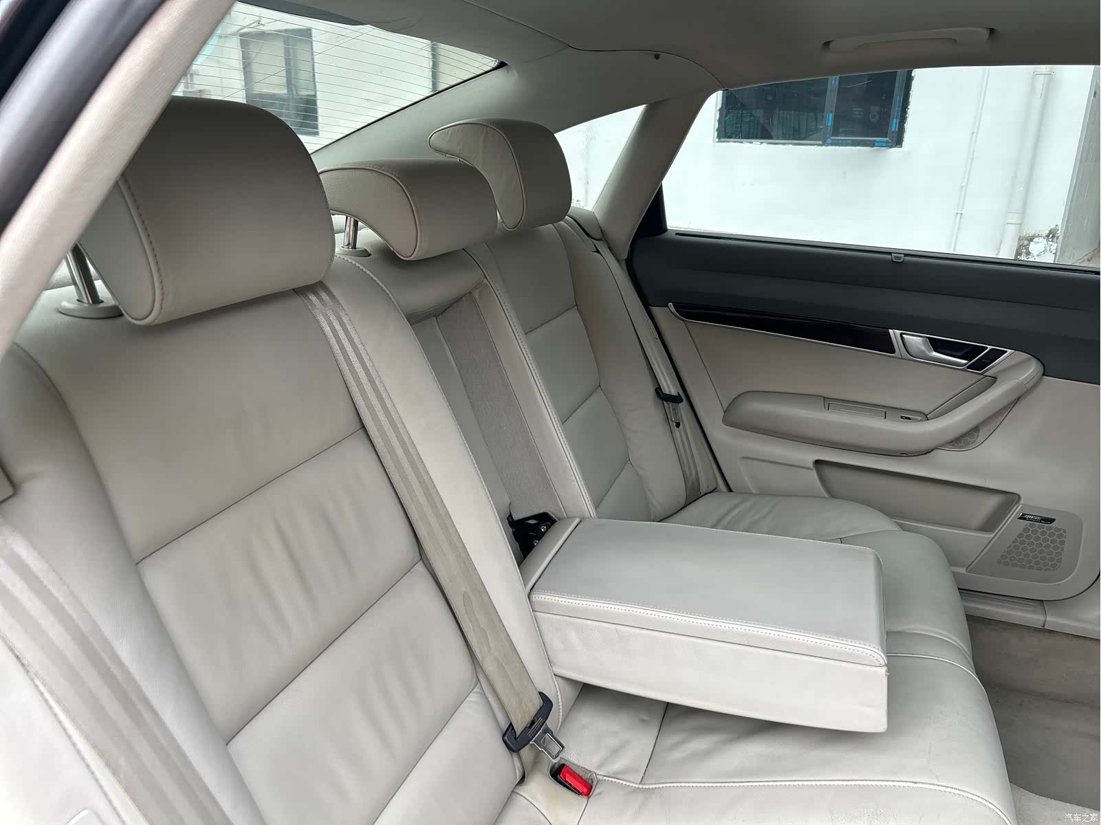 Audi A6L, 2010 32