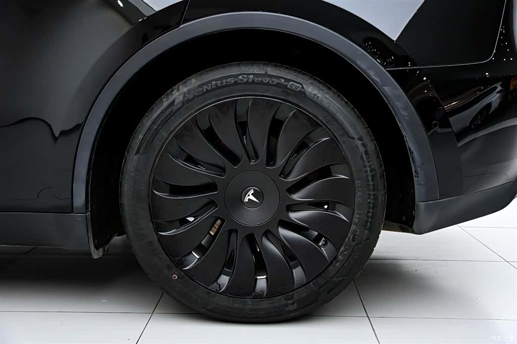 Tesla Model Y, 2023 35