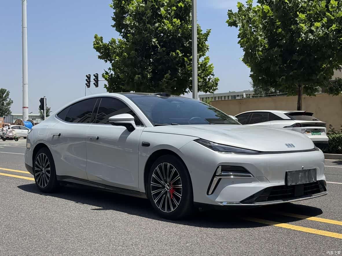 Geely 8, 2025 3