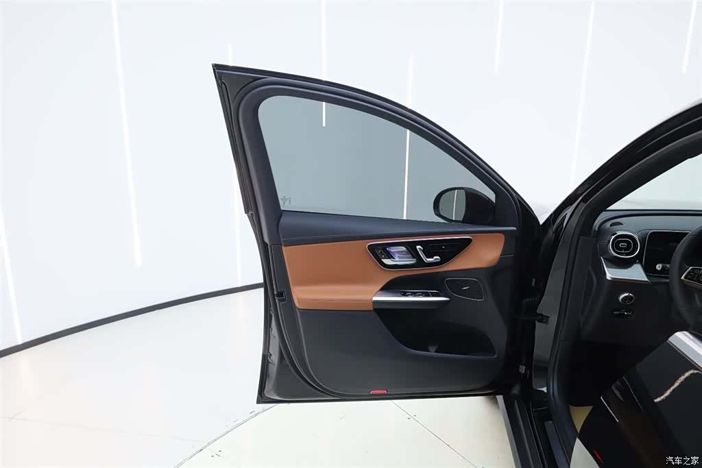Mercedes-Benz GLC, 2026 12