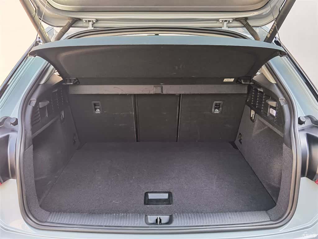 Audi Q2L, 2024 7