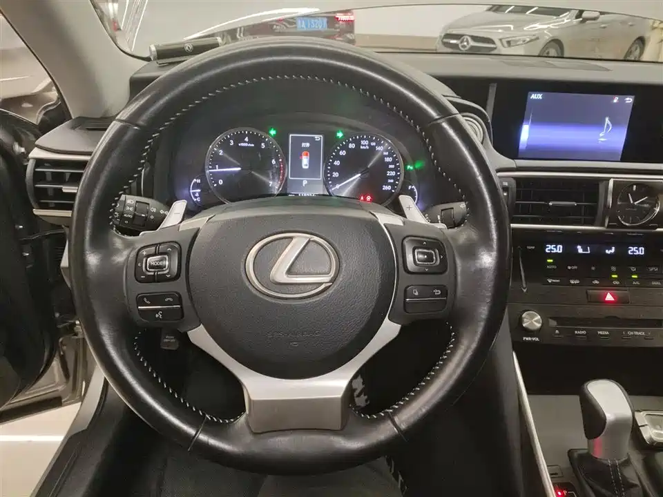 Lexus IS