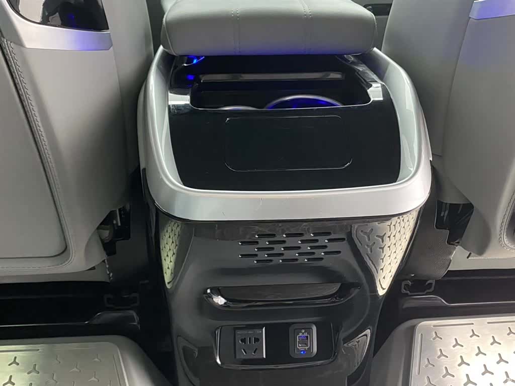 Mercedes-Benz 7, 2024 21