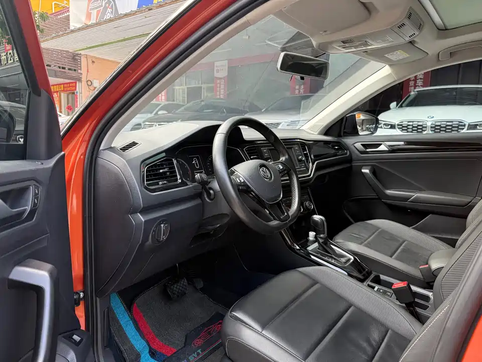 Volkswagen T-ROC exploring Songs