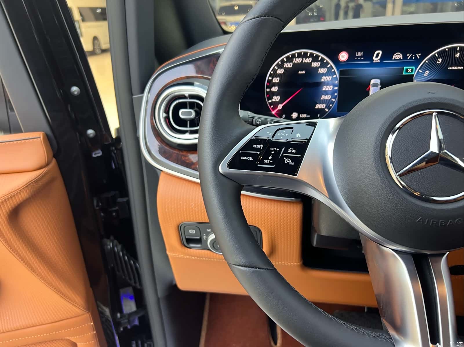 Mercedes-Benz V-Class, 2024 10