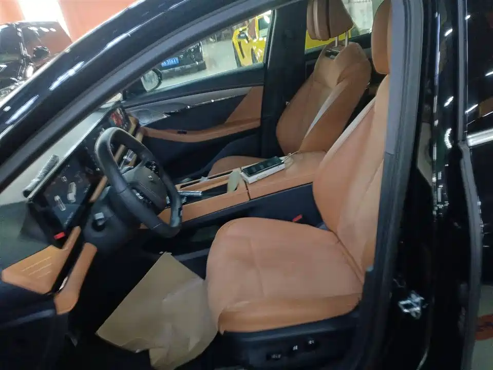 VOYAH Lantu chasing light