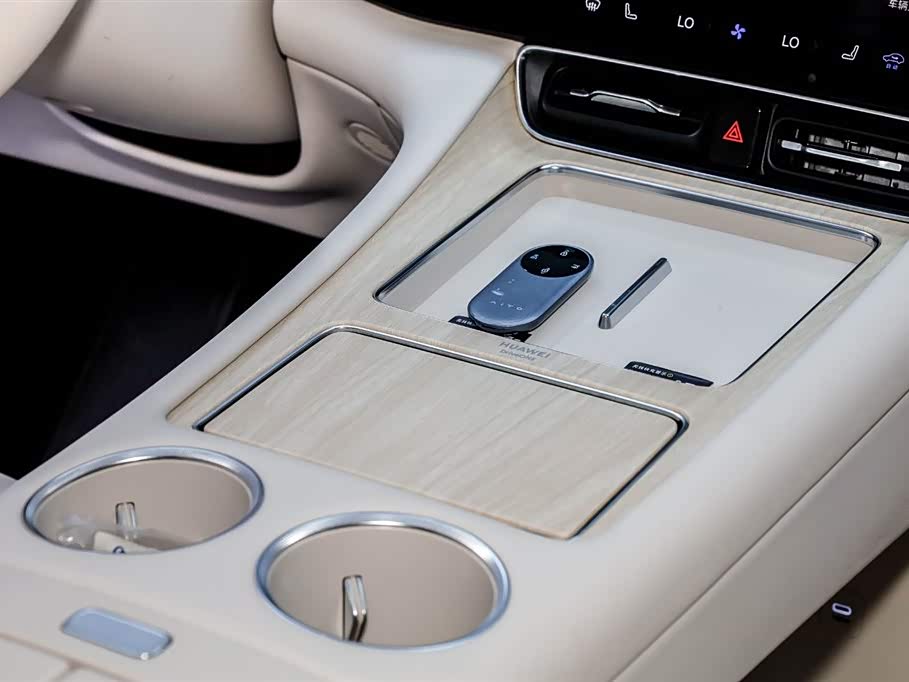 AITO Ask the world M8