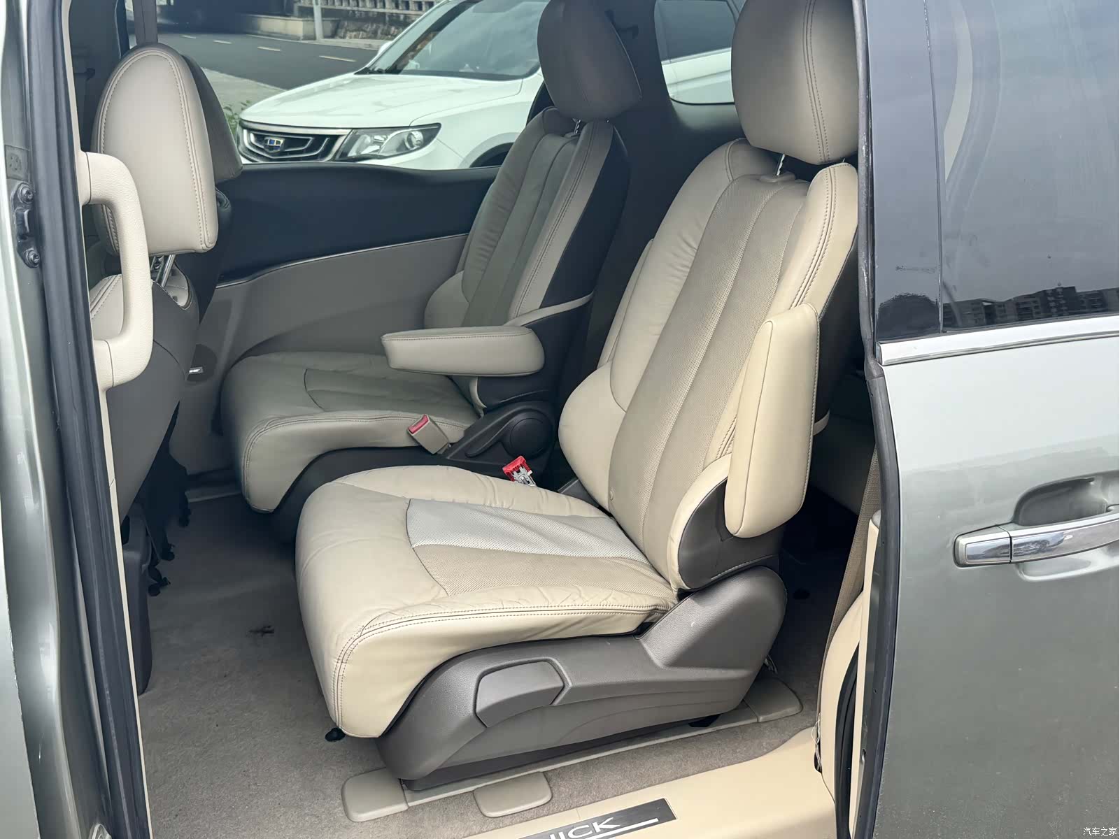 Buick GL8, 2011 7