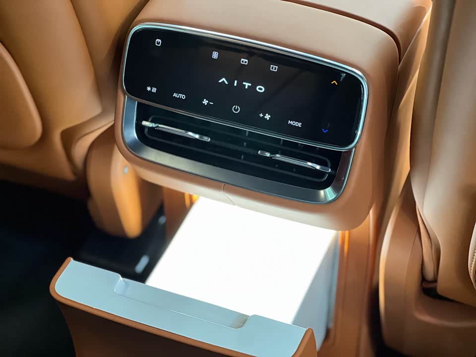 AITO Ask the world M8