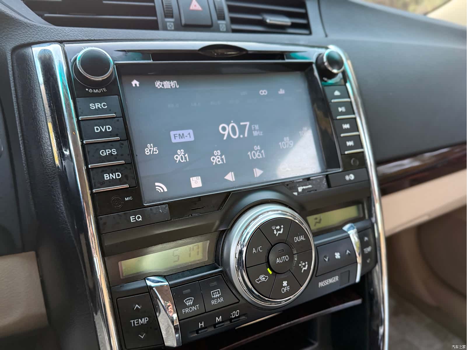 Toyota 2.5V, 2012 19