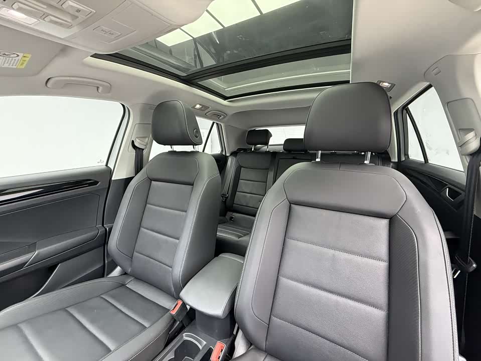 Volkswagen T-ROC exploring Songs