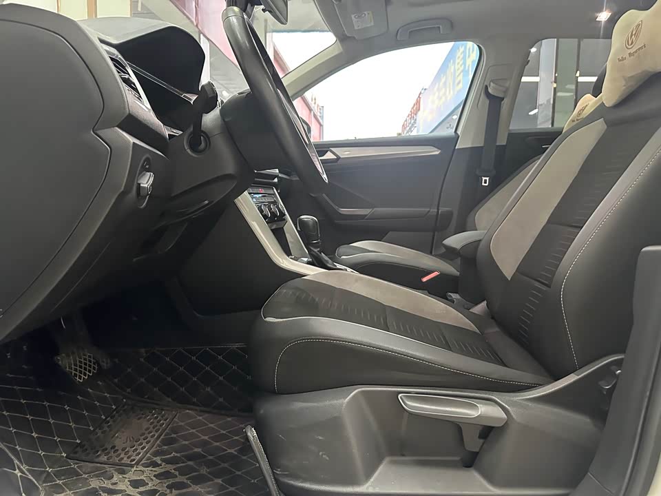 Volkswagen T-ROC exploring Songs