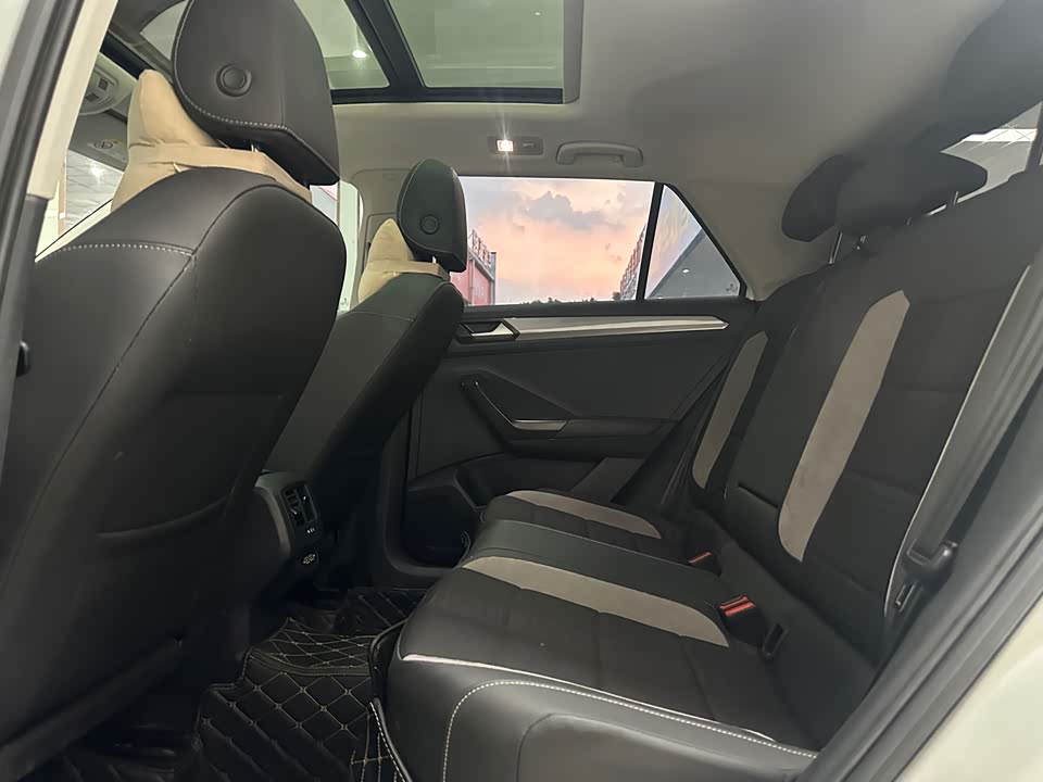 Volkswagen T-ROC exploring Songs