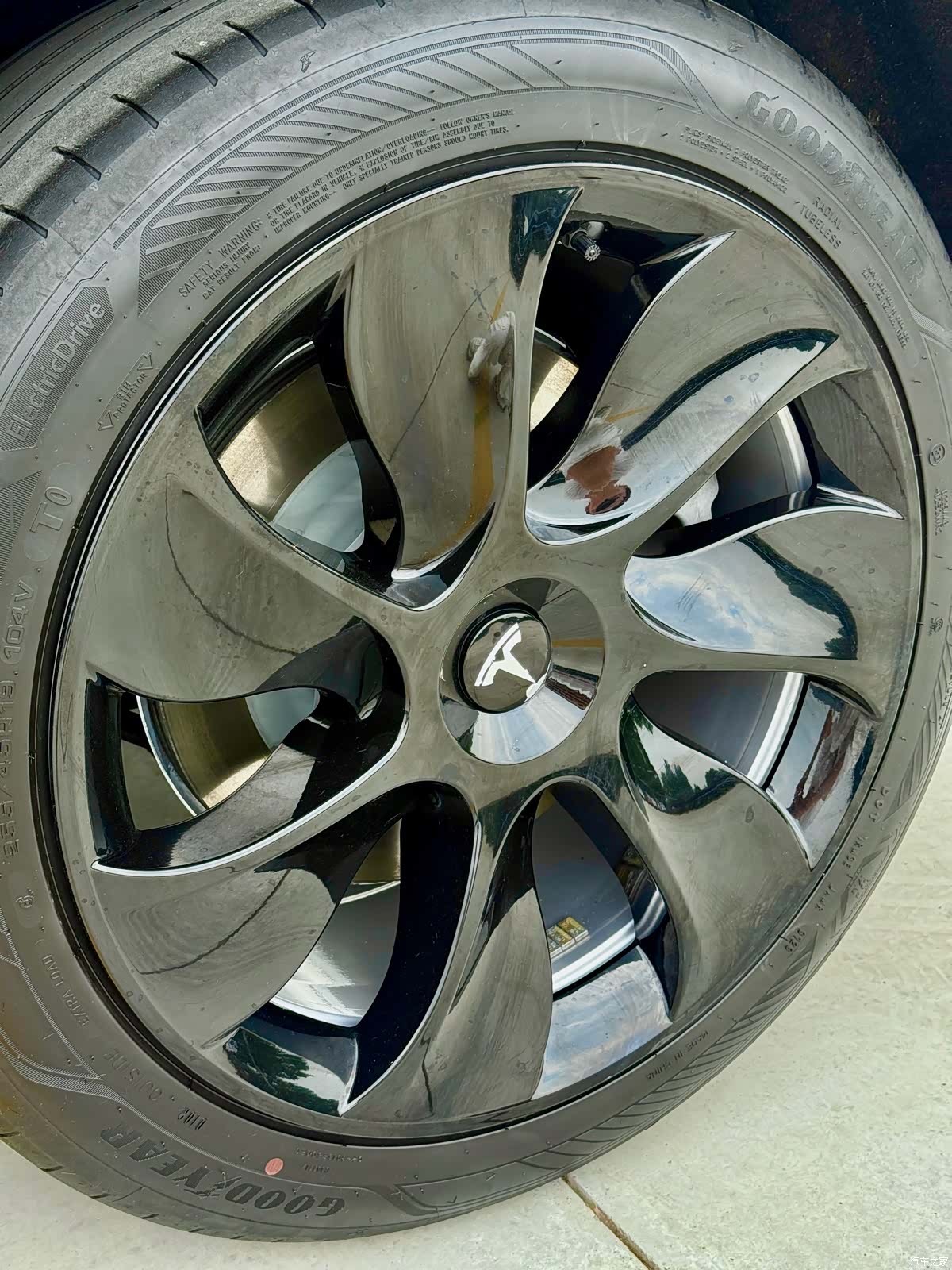 Tesla Model Y, 2023 17