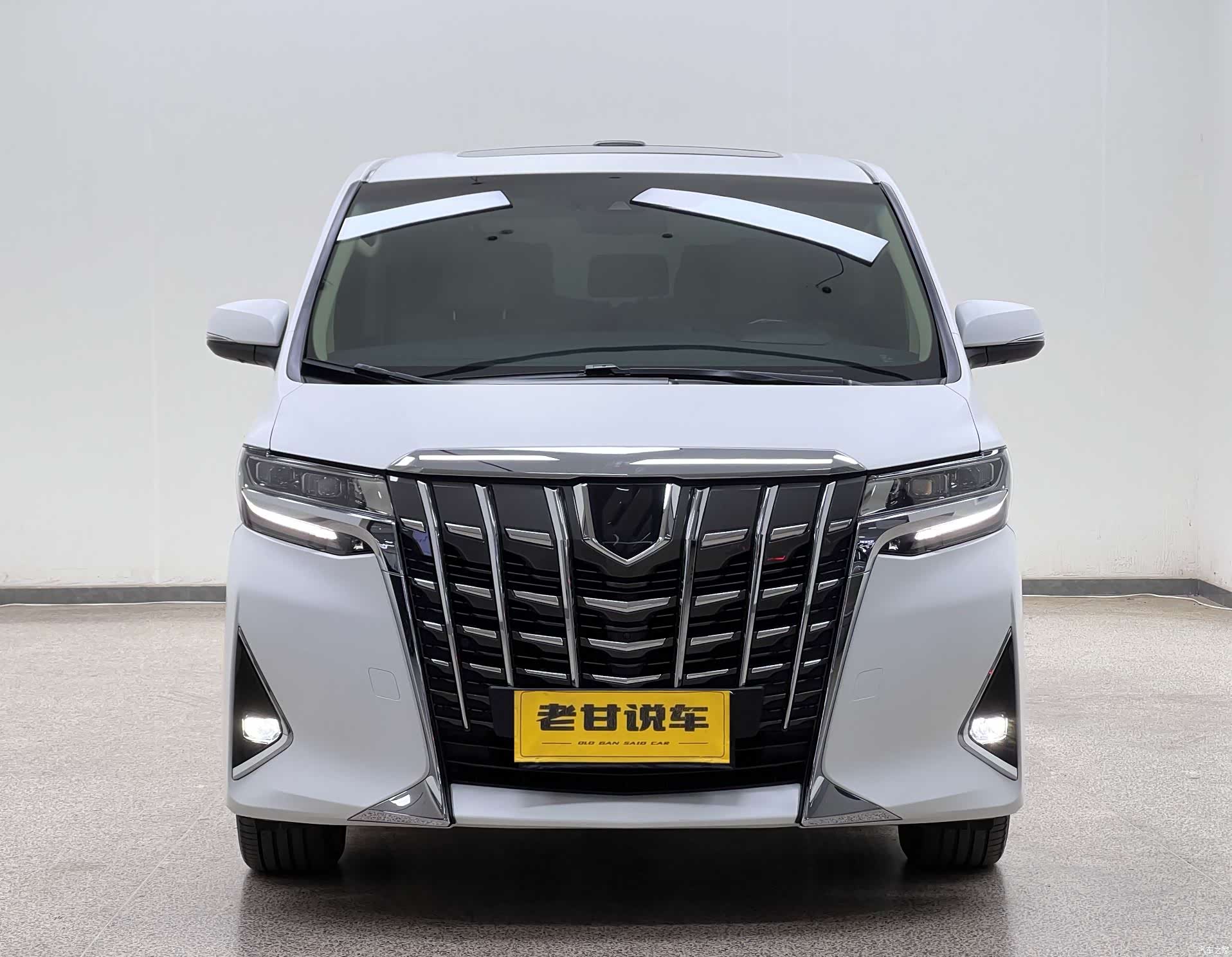 Toyota Alphard, 2022 3