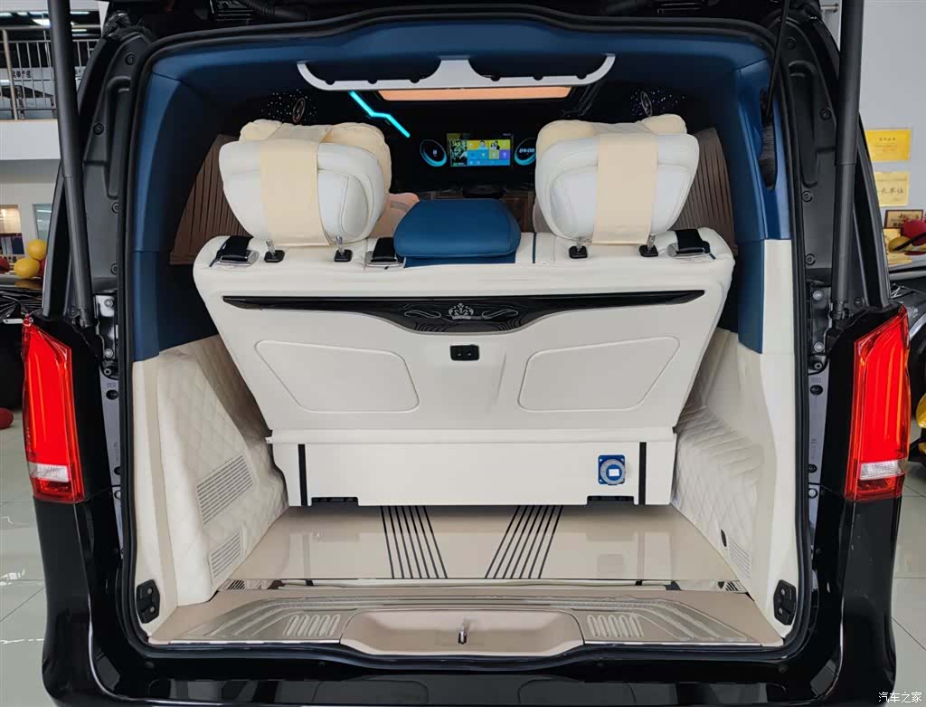 Mercedes-Benz V-Class, 2023 13
