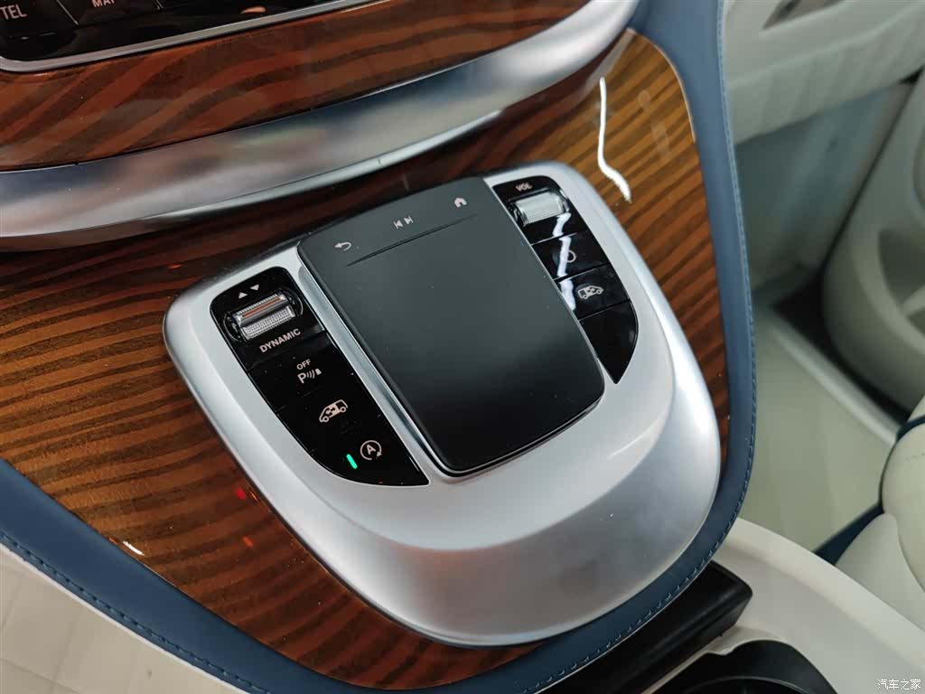 Mercedes-Benz V-Class, 2023 16