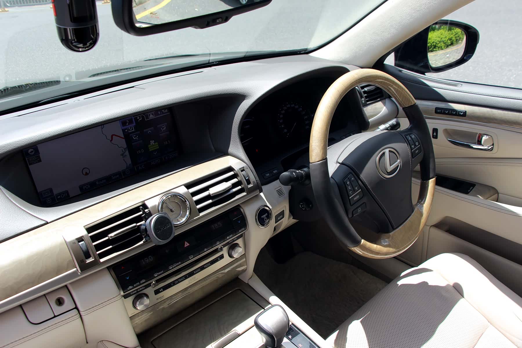 Lexus LS, 2015 8