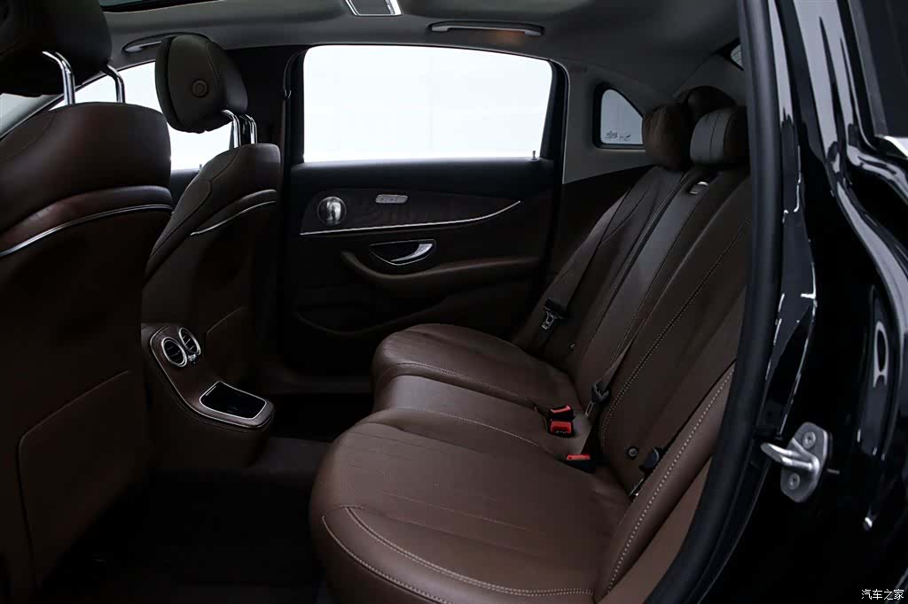 Mercedes-Benz E-Class, 2023 14
