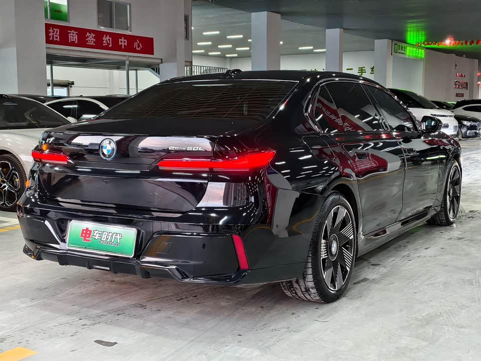 BMW i7