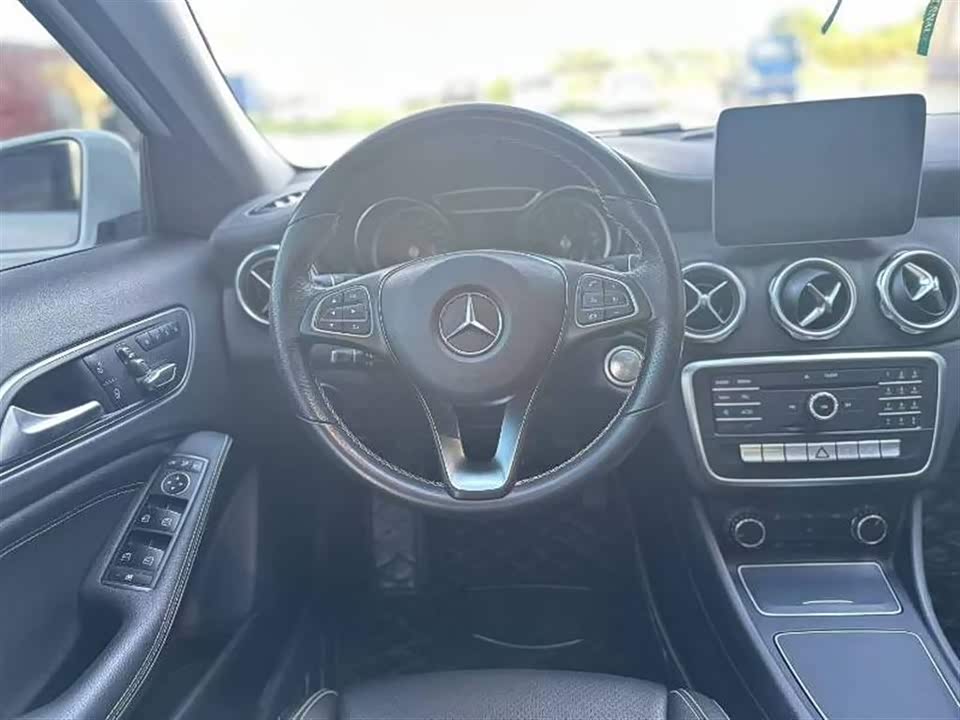 Mercedes-Benz GLA Mercedes-Benz GLA