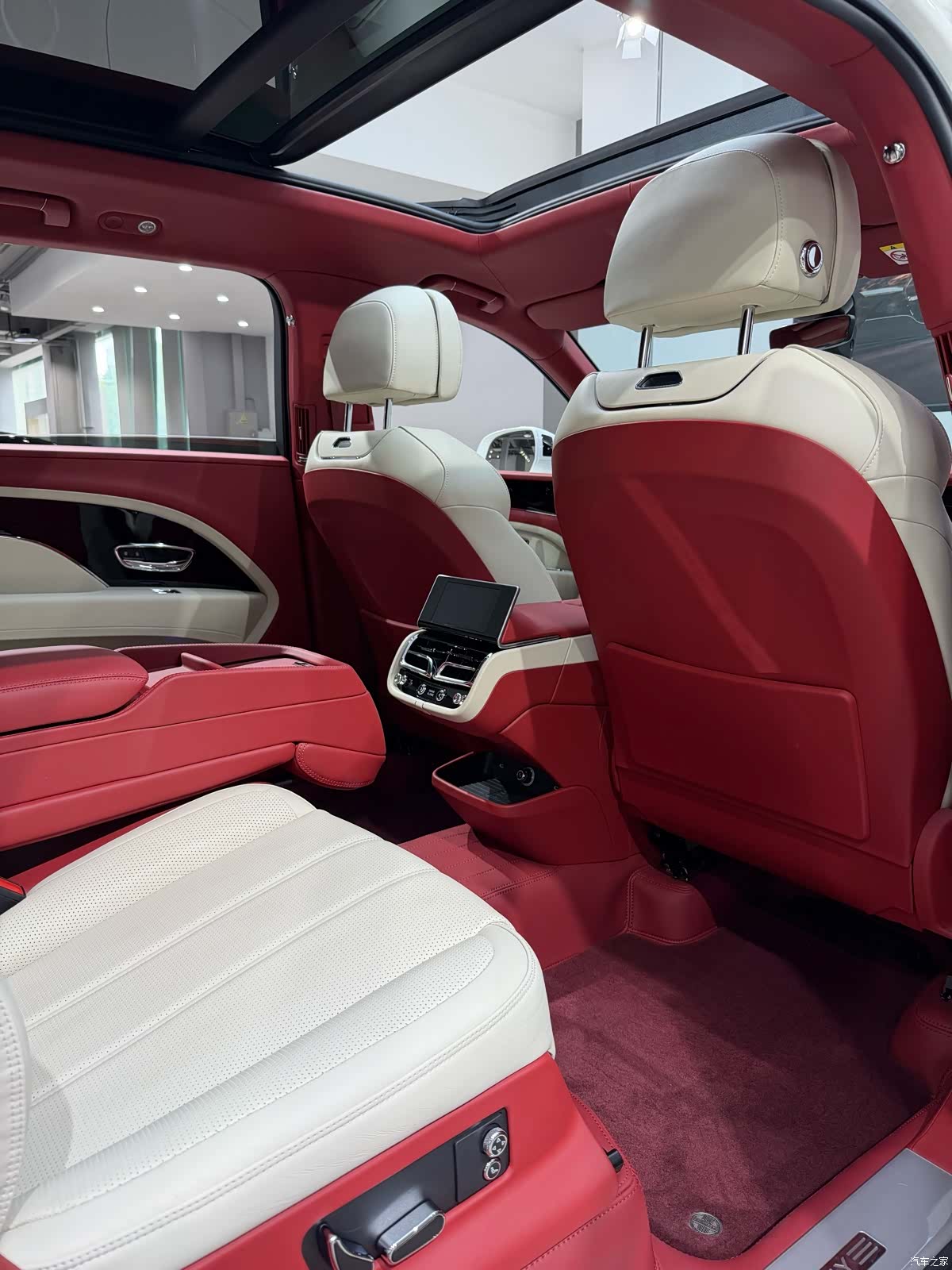 Bentley Bentayga, 2024 9