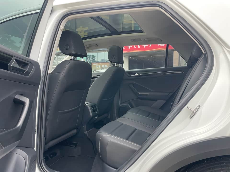 Volkswagen T-ROC exploring Songs