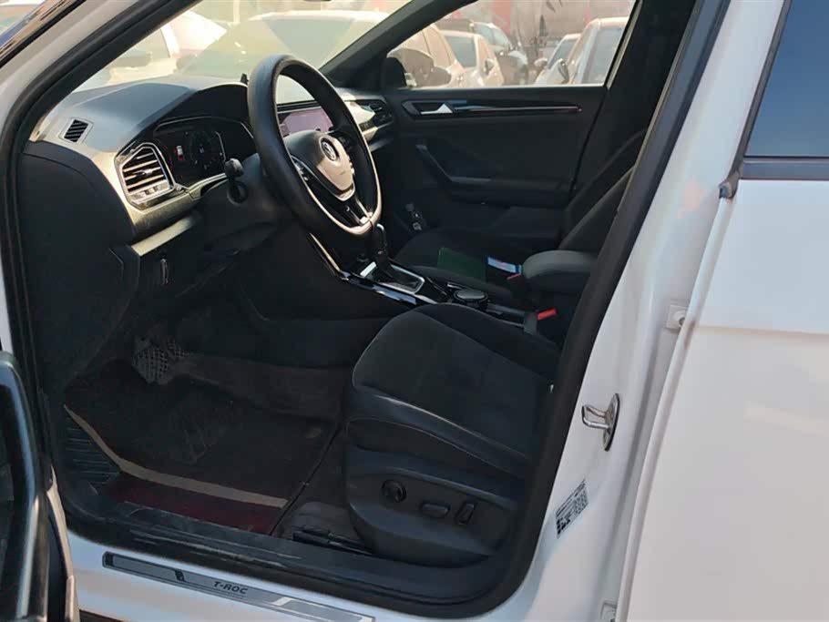 Volkswagen T-ROC exploring Songs