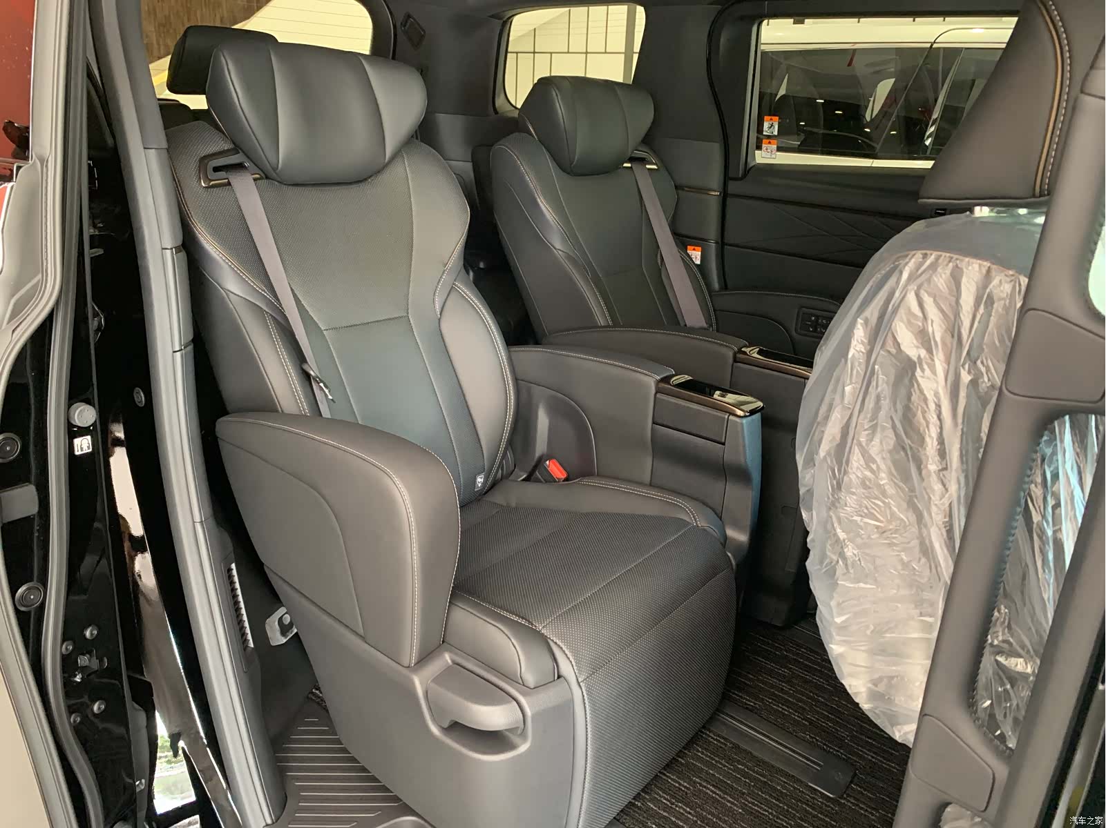 Toyota Alphard, 2025 7