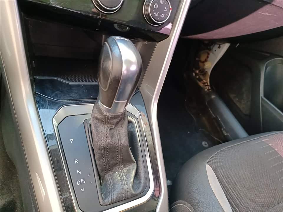 Volkswagen T-ROC exploring Songs