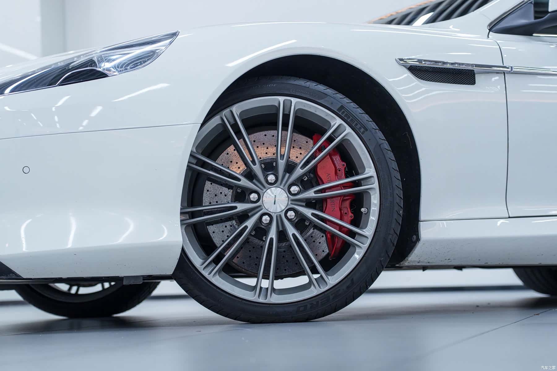 Aston Martin DB9, 2014 4