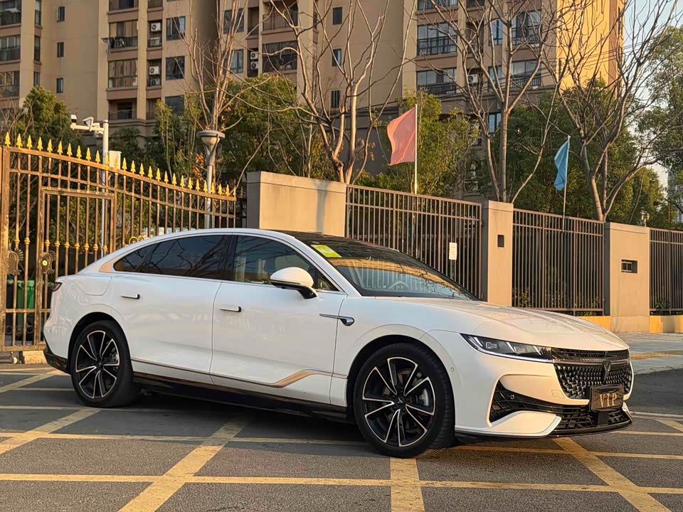 VOYAH Lantu chasing light