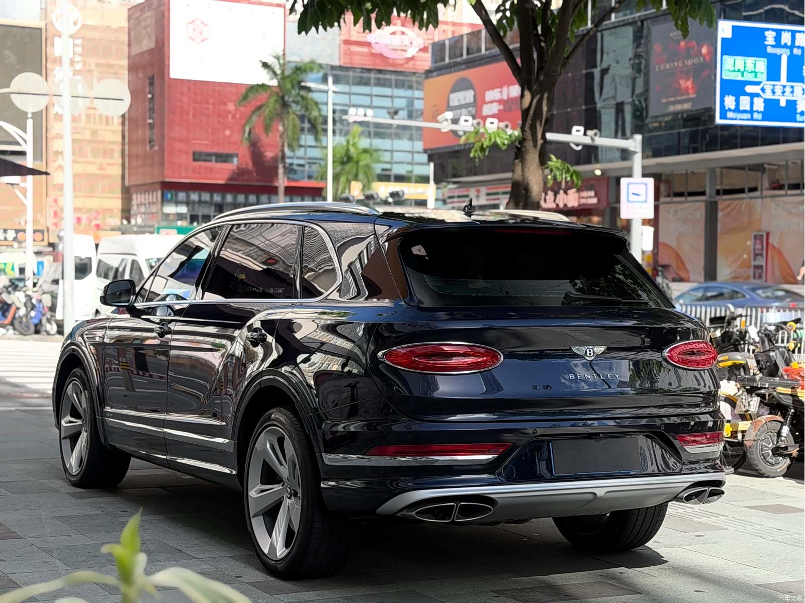 Bentley Bentayga, 2023 3