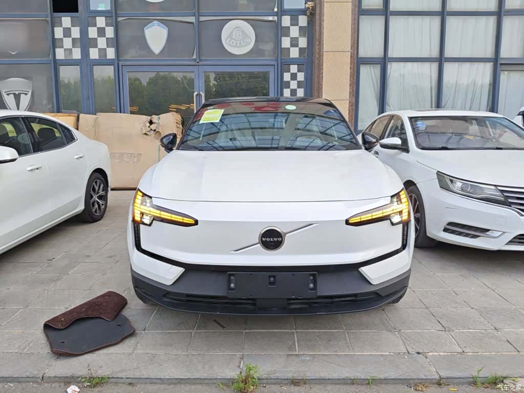 Volvo EX30, 2025 3