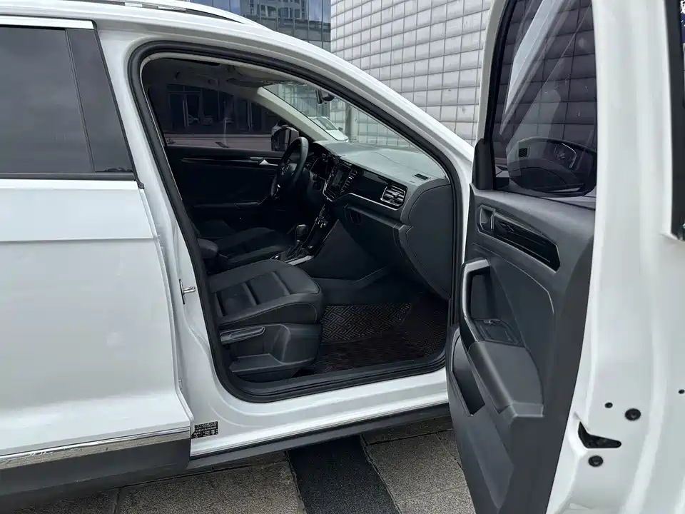 Volkswagen T-ROC exploring Songs