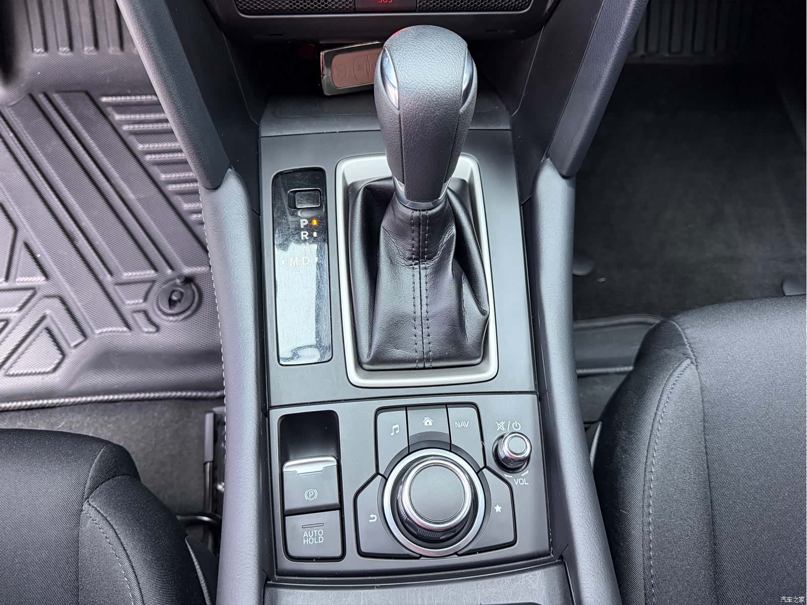 Mazda CX-4, 2023 12