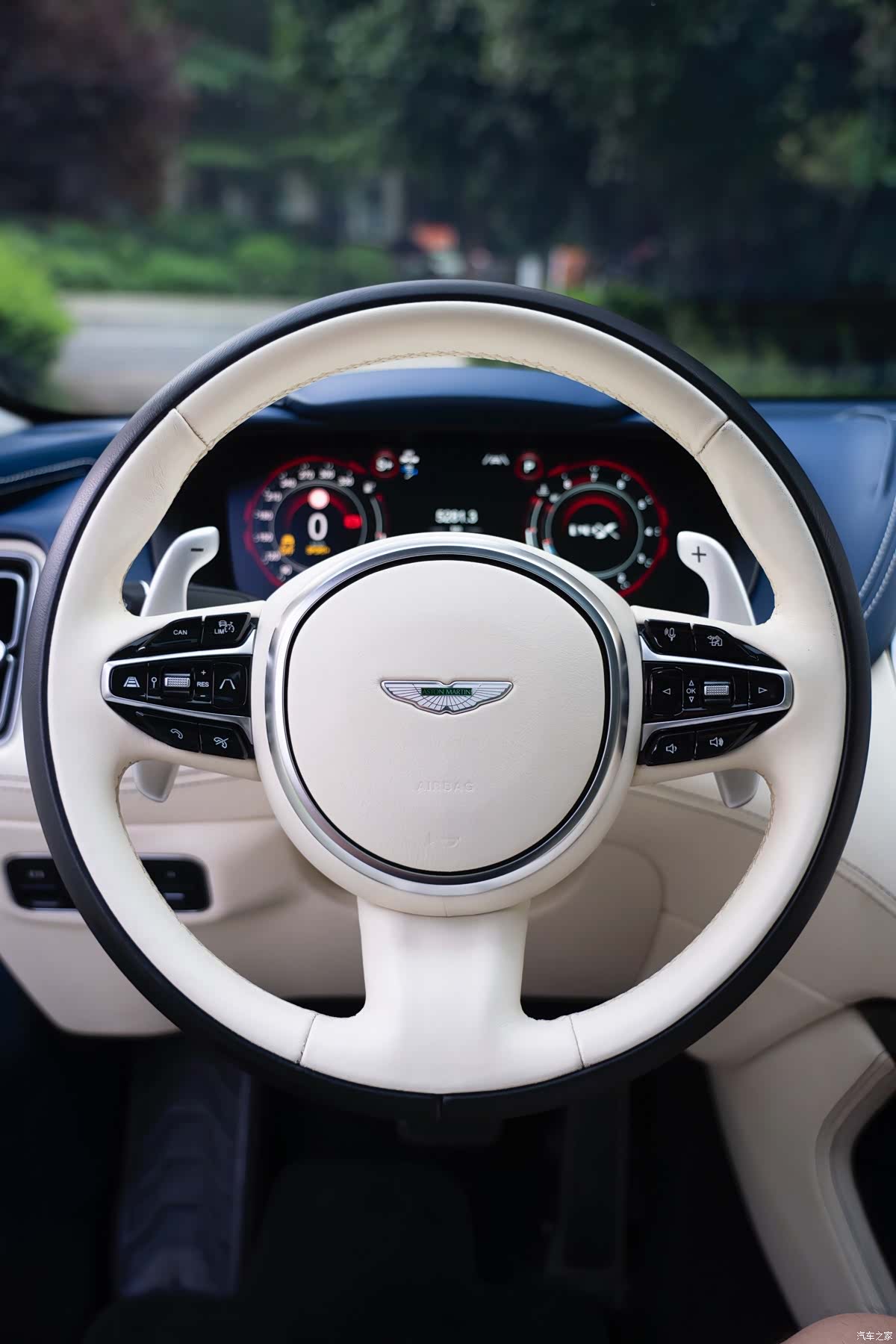 Aston Martin DBX, 2022 8
