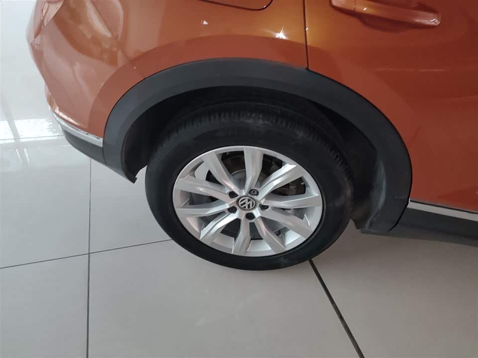 Volkswagen T-ROC exploring Songs