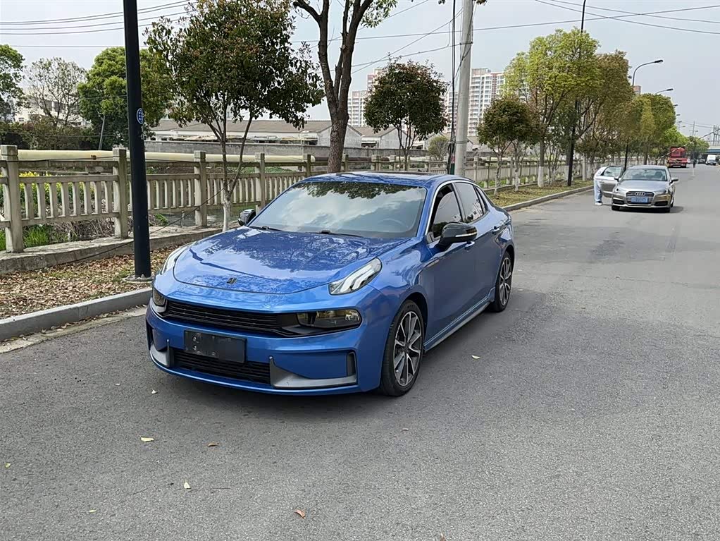 Lynk & Co 03