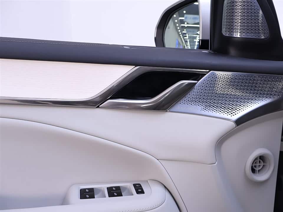 Volvo EM90