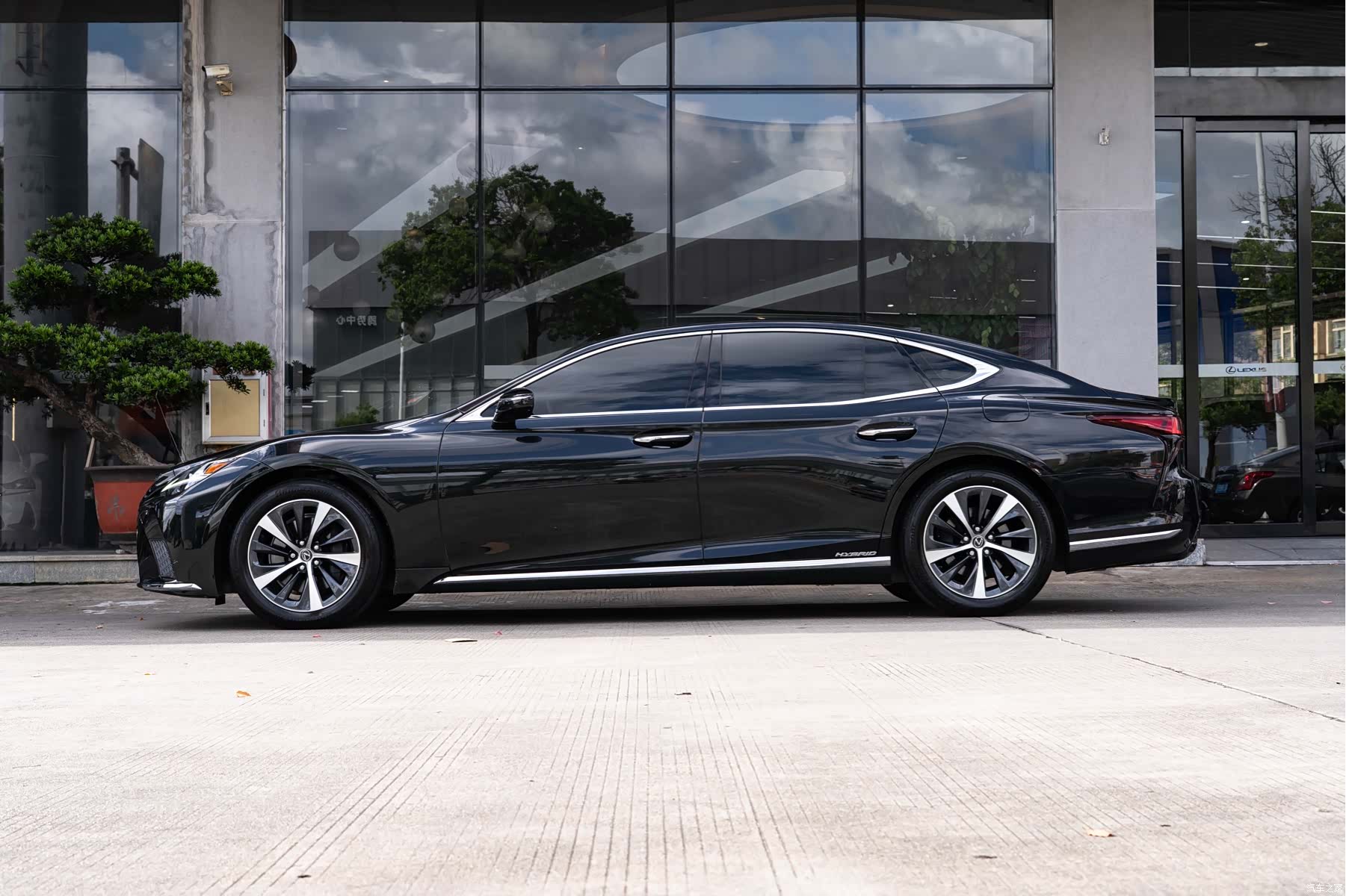 Lexus LS, 2023 4