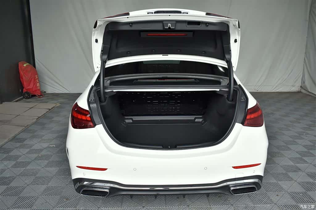 Mercedes-Benz C-Class, 2024 13