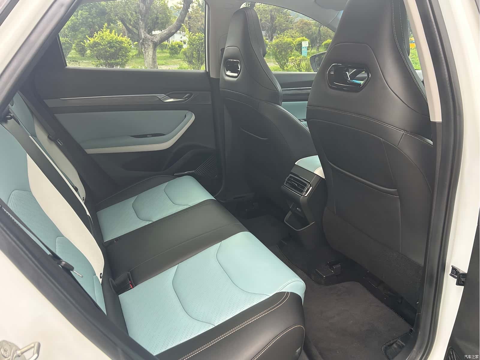Geely Emgrand, 2022 13