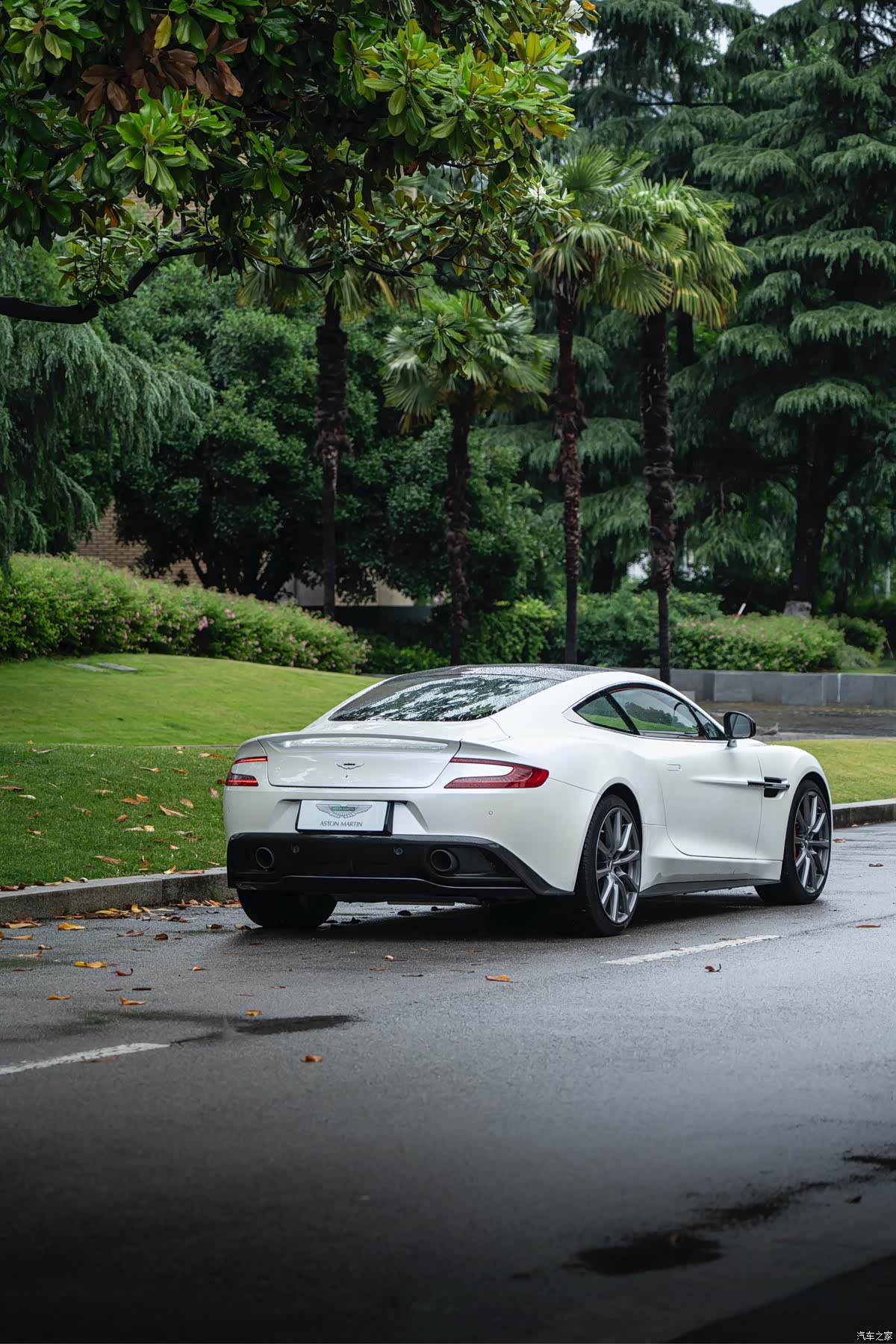 Aston Martin Vanquish, 2013 8